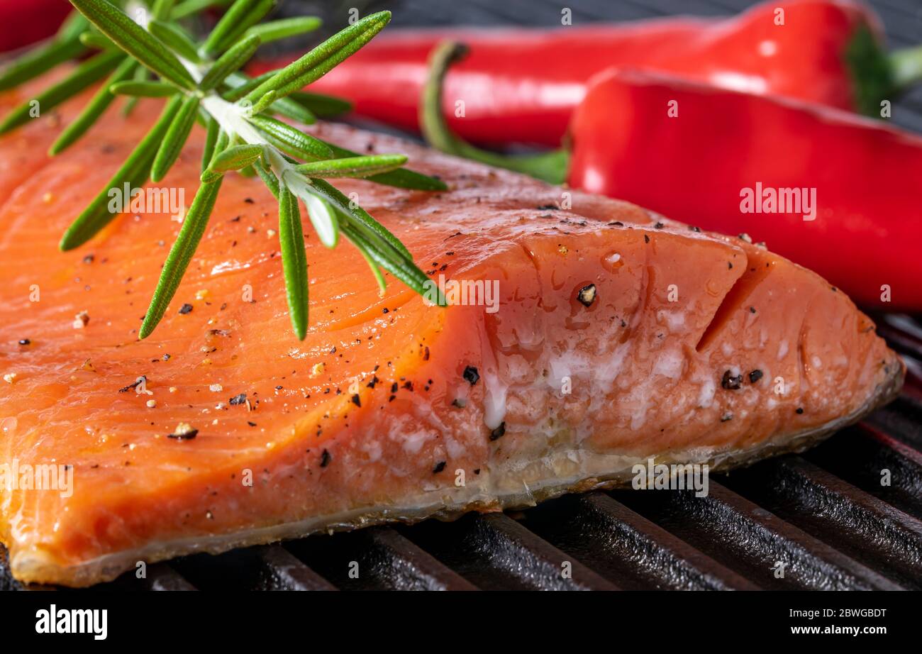 Salmone dell'Alaska cucinando su griglia in ghisa. Foto Stock