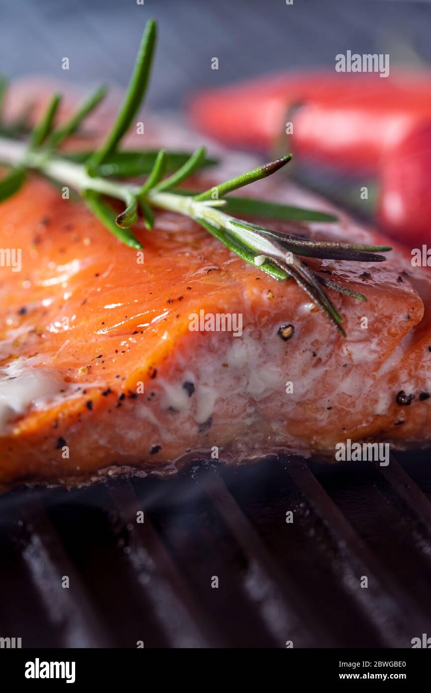 Cucina al salmone dell'Alaska su griglia in ghisa. Foto Stock