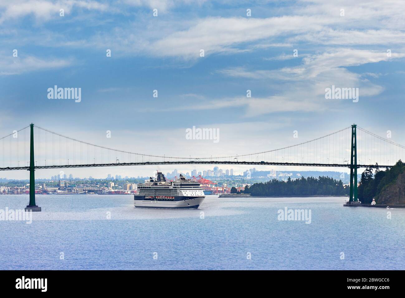 Lion's Gate Bridge con una nave da crociera che lo attraversa, Vancouver, Canada Foto Stock