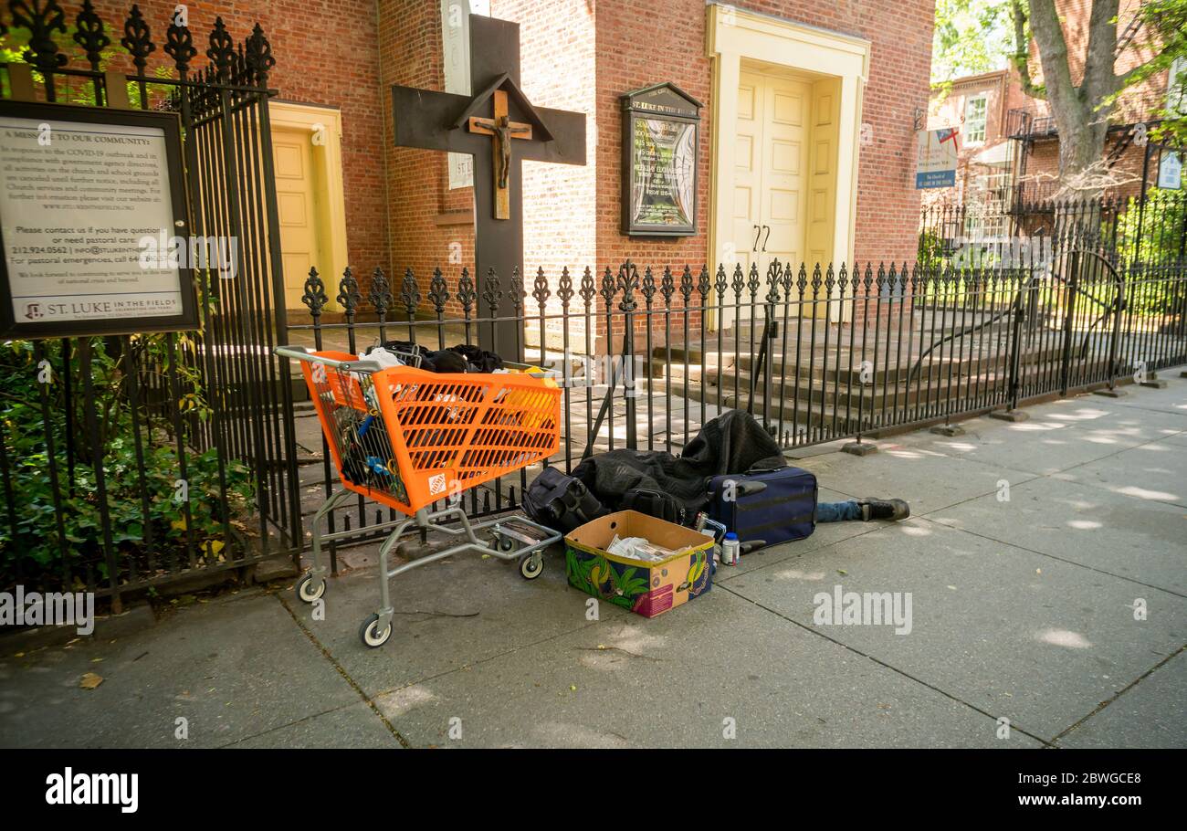 La persona dorme sul marciapiede di fronte a San Luca nella chiesa di Fields a Greenwich Village a New York domenica 24 maggio 2020. (© Richard B. Levine) Foto Stock
