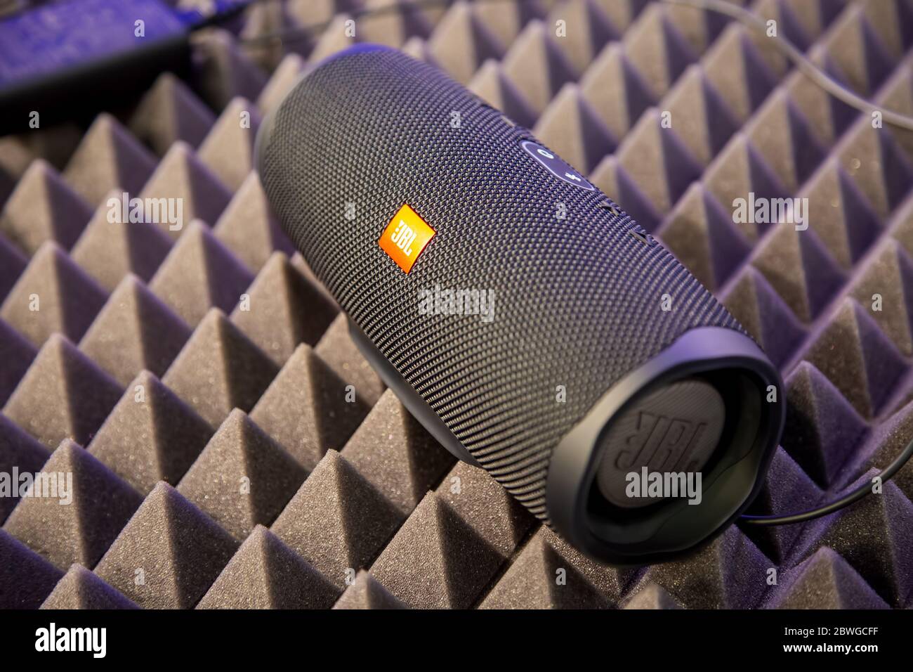 Mosca, Russia - 04 ottobre 2019: Primo piano dell'altoparlante portatile nero per musica impermeabile bluetooth JBL carica 4 poggia sulla copertura di riduzione del rumore. Morbido Foto Stock