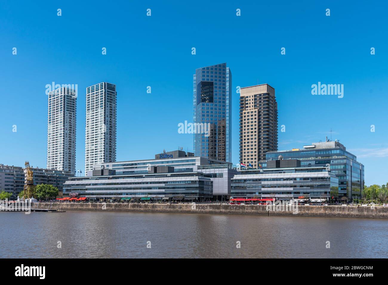 Buenos Aires, Puerto Madero, Argentina - 10 ottobre 2019: Vista di un giorno degli edifici del quartiere finanziario di Puerto Madero, Buenos Aires. Foto Stock