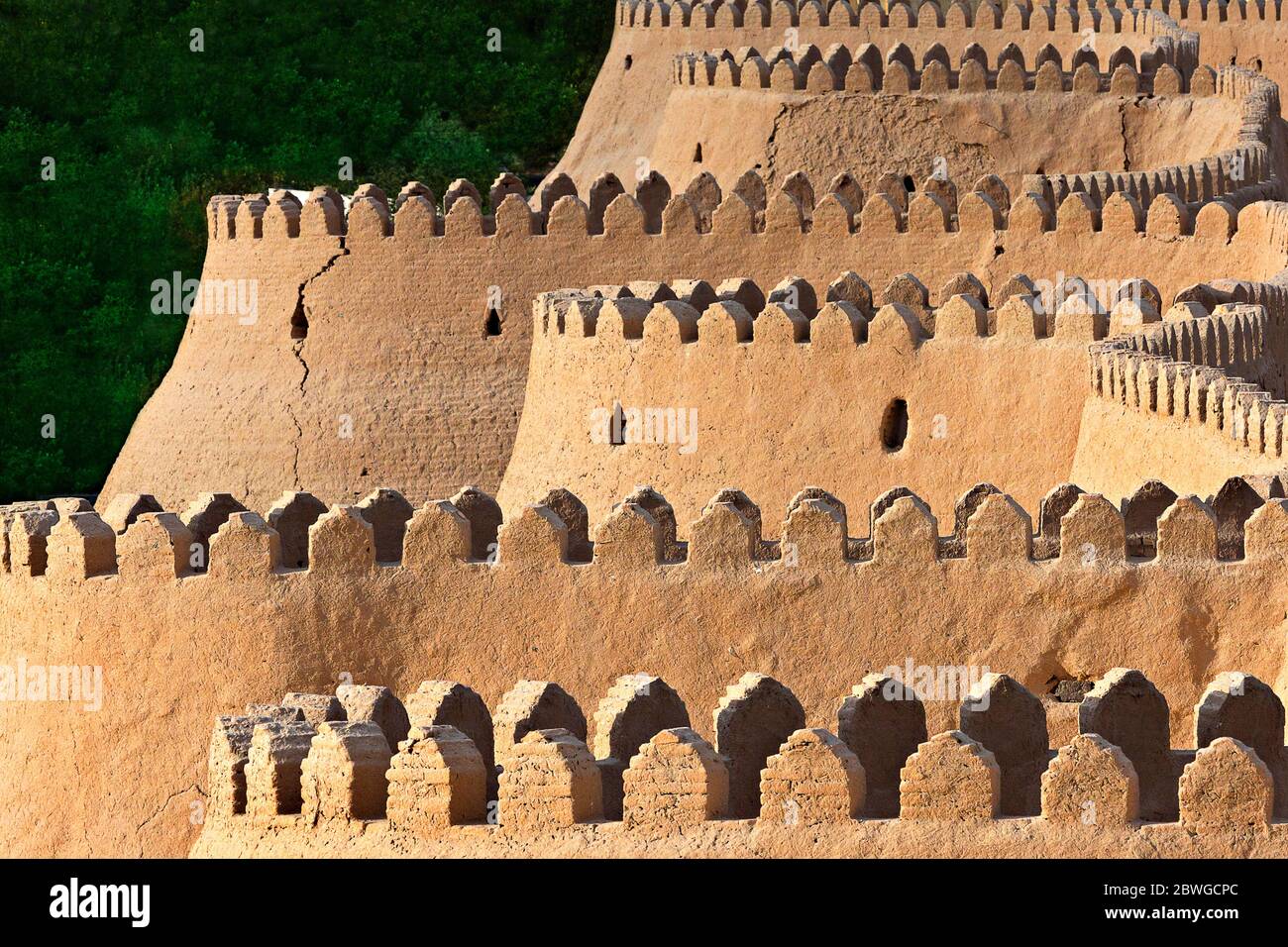 Antiche mura della città di Khiva al tramonto, Uzbekistan Foto Stock