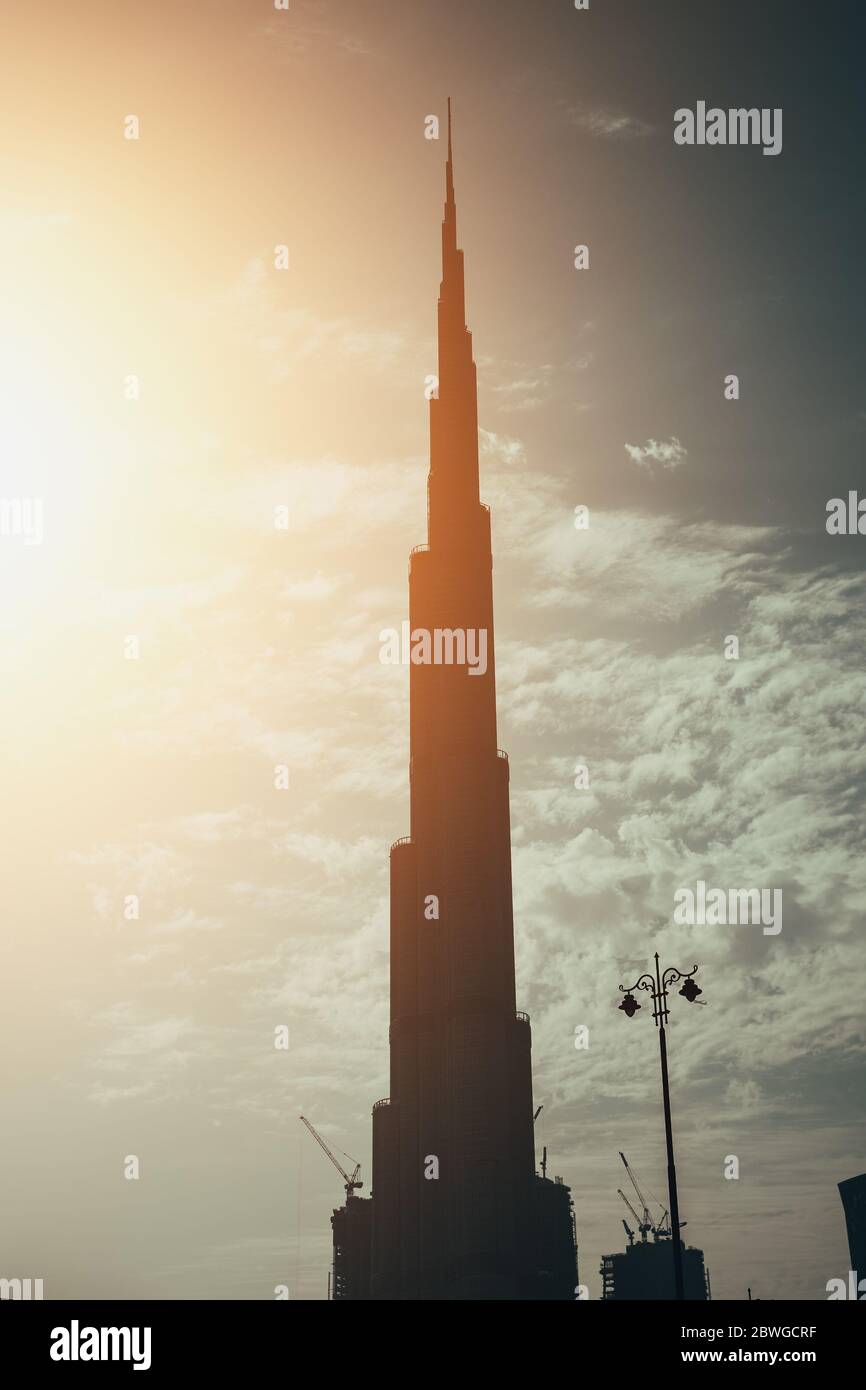 Silhouette di grattacieli alti, moderna e futuristica torre di edificio al tramonto, dalle tonalità toniche Foto Stock