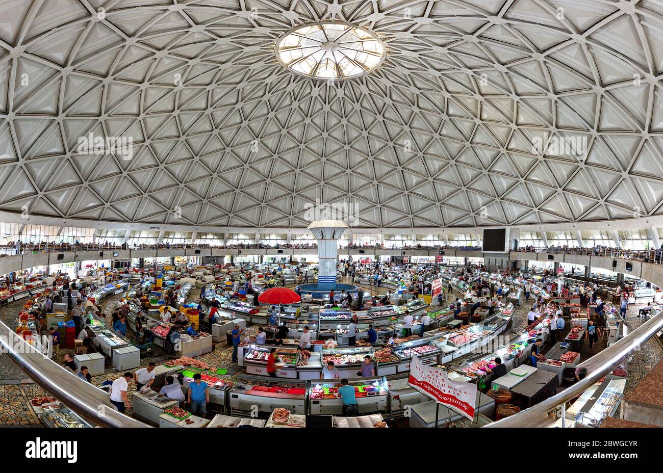 Chorsu Bazaar e l'interno della sua cupola, a Tashkent, Uzbekistan Foto Stock