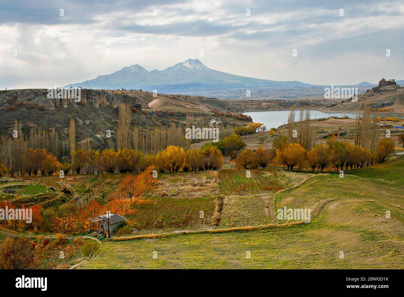 Due cime del Vulcano Hasan Dagi in provincia di Aksaray, Cappadocia, Turchia Foto Stock