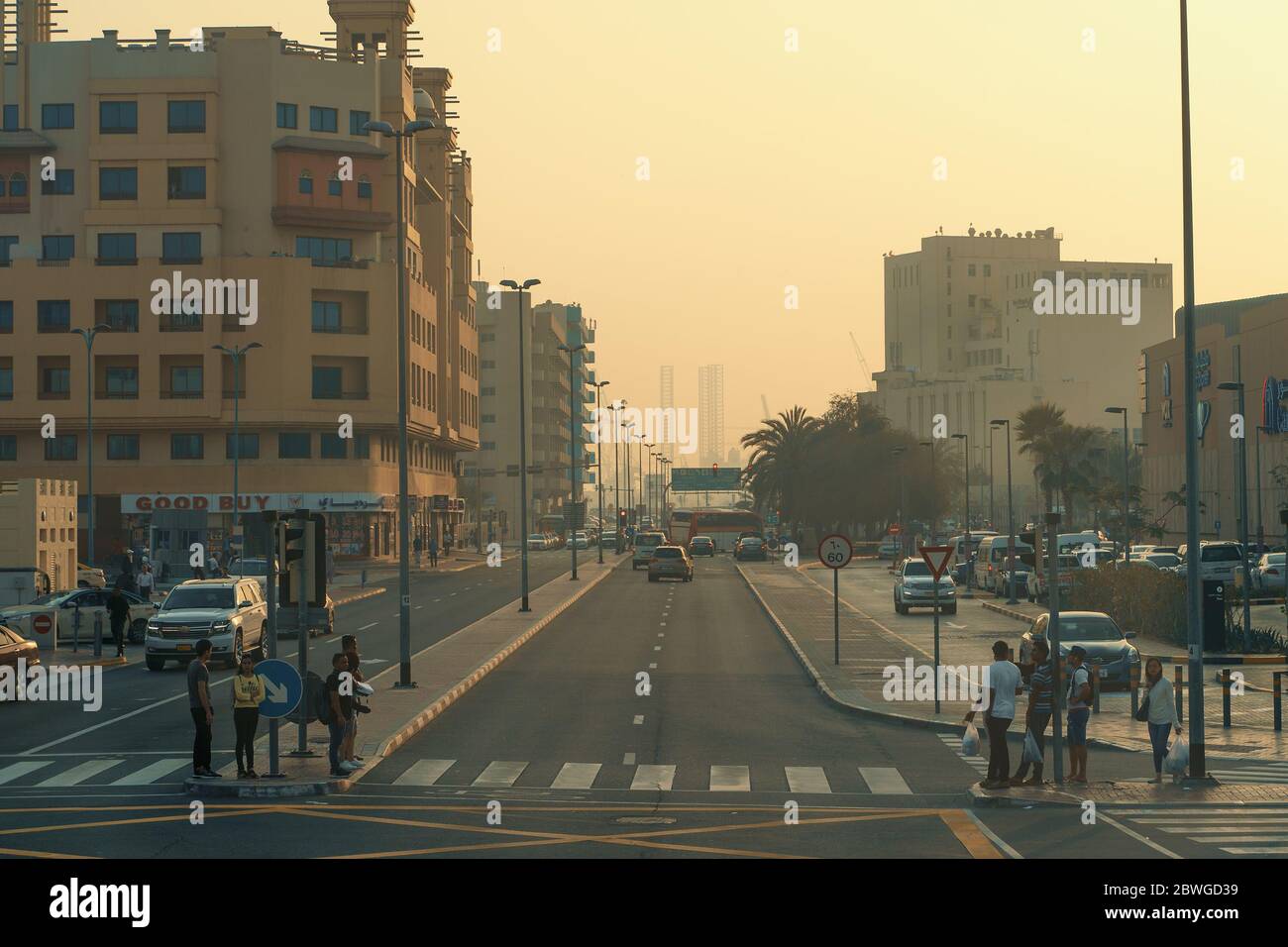 DUBAI, 2020 febbraio : Deira strade con la gente del posto, nuovi e vecchi edifici residenziali, Emirati Arabi Uniti. Vecchia area autentica di Dubai. Foto Stock