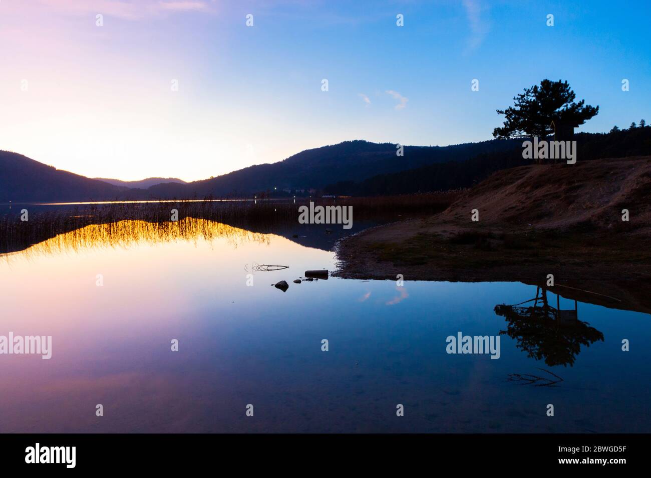 Tramonto sul lago Abant, in provincia di Bolu, Turchia Foto Stock