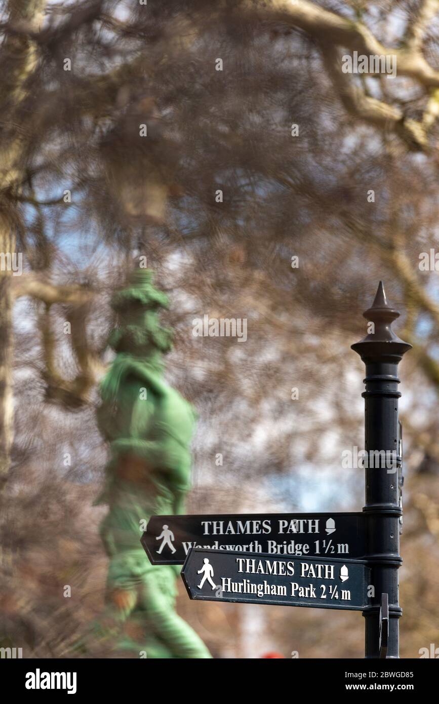 Cartello ornato sulla riva del tamigi per il percorso del Tamigi con una scena invernale e una statua a Chelsea Londra Foto Stock