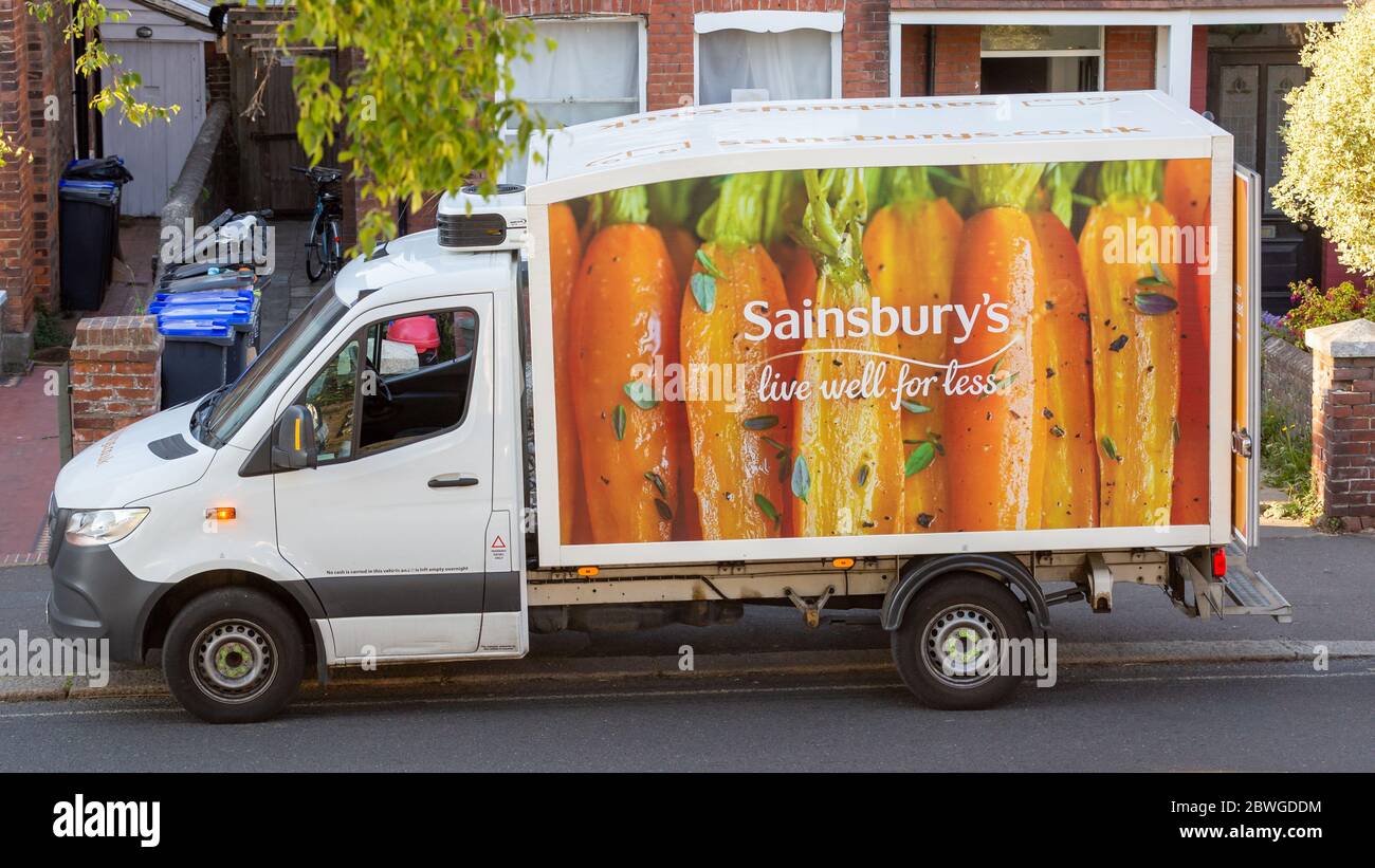 Worthing, Sussex, UK; 1 giugno 2020; furgone con il marchio Sainsbury's dai colori vivaci parcheggiato su un marciapiede mentre l'autista effettua una consegna Foto Stock
