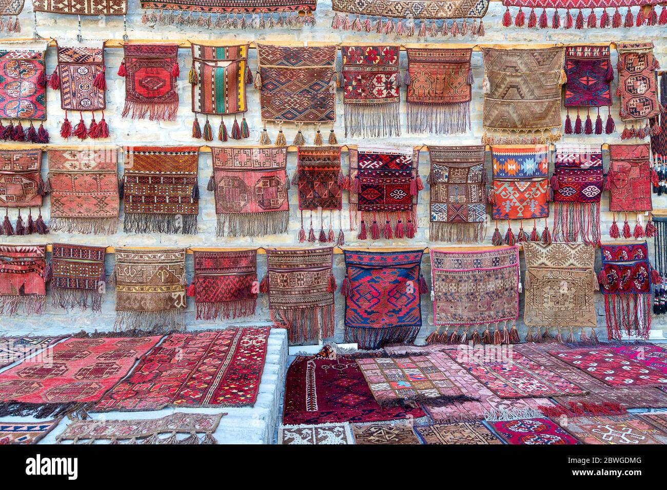 Tappeti orientali e tappeti colorati fatti a mano, Bukhara, Uzbekistan Foto  stock - Alamy