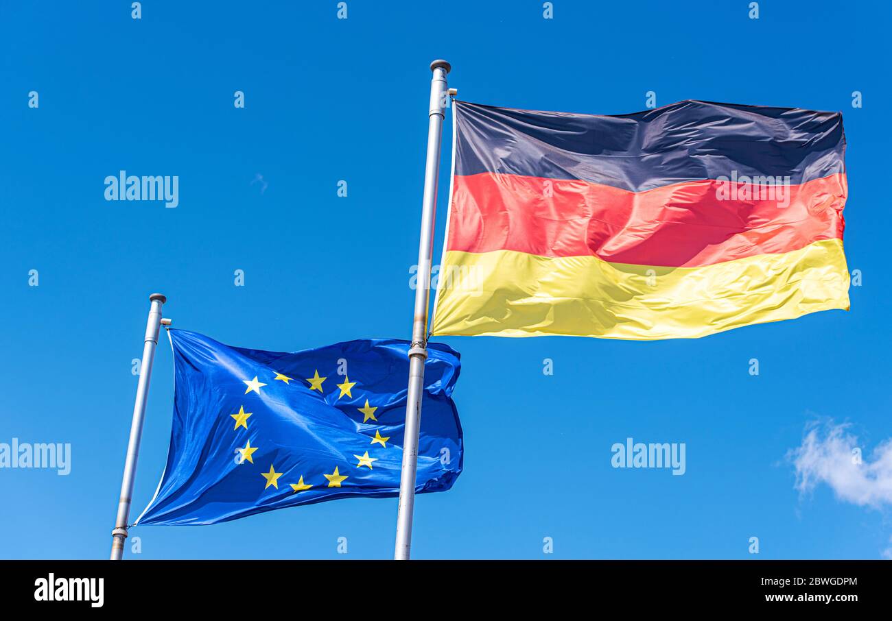 Bandiera della Germania e dell'Unione europea, bandiera dell'UE, contro il cielo blu Foto Stock
