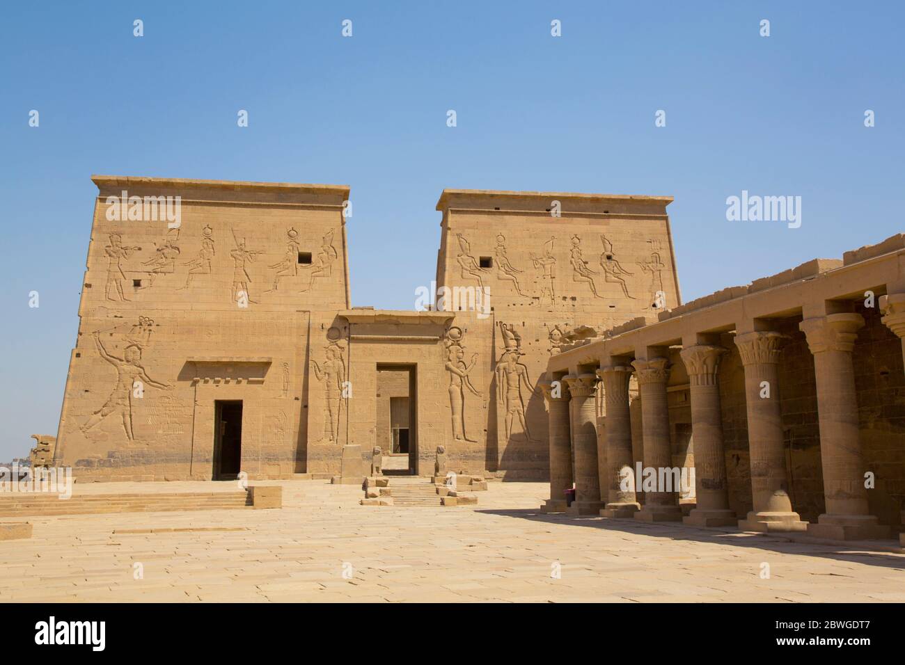 Colonnato orientale (a destra), il primo pilone, il tempio di Iside, patrimonio dell'umanità dell'UNESCO, l'isola di Philae, Assuan, Egitto Foto Stock