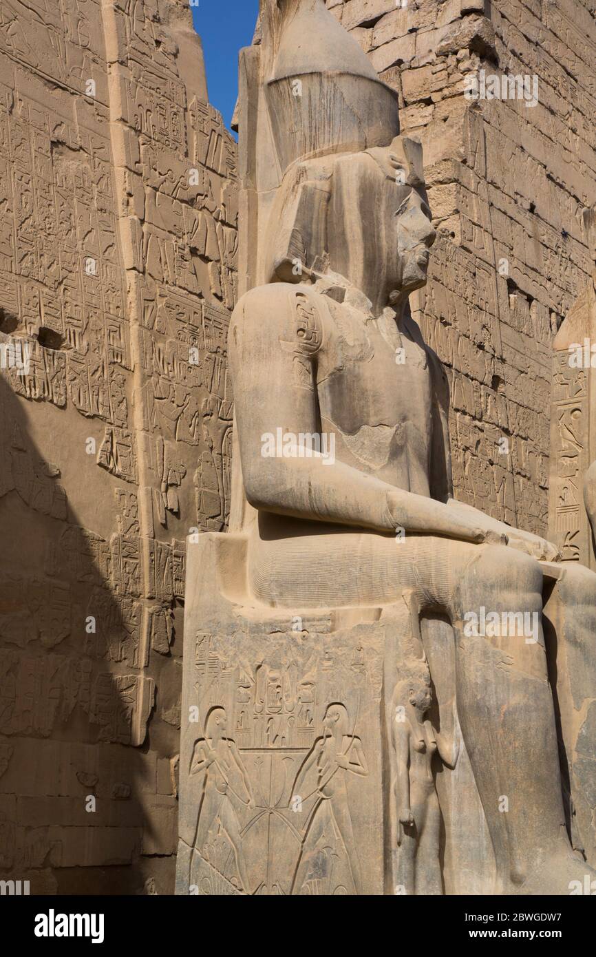 Colosso di Ramses II di fronte a Pylon, Tempio di Luxor, sito patrimonio dell'umanità dell'UNESCO, Luxor, Egitto Foto Stock