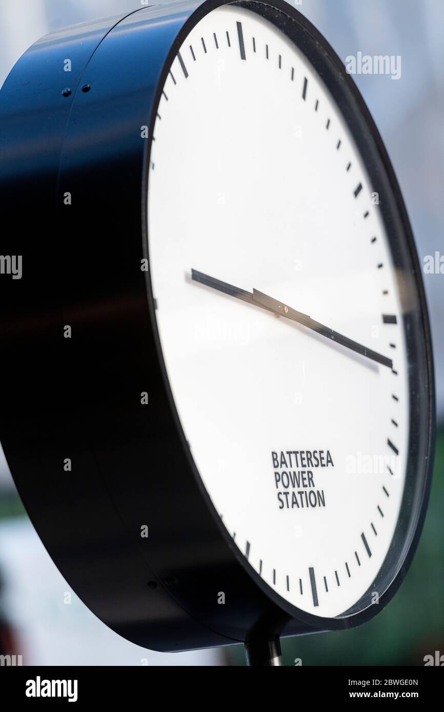 Orologio di strada alla stazione Battersea Powers Circus West Village Foto Stock