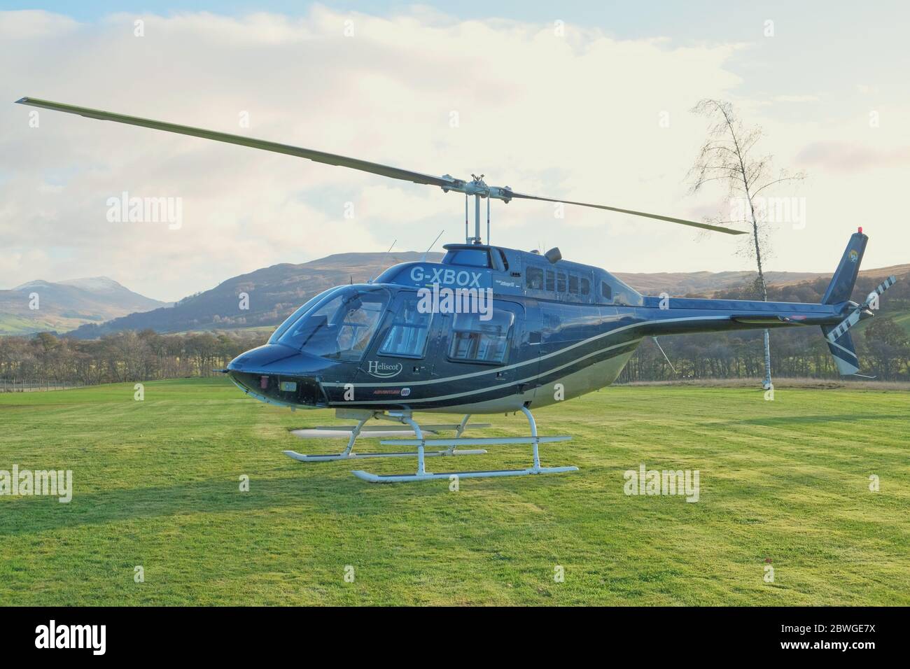 Bell 206B JetRanger III parcheggiato alla Casa di Bruar Blair Atholl Pitlochry Perthshire Scozia uk Foto Stock
