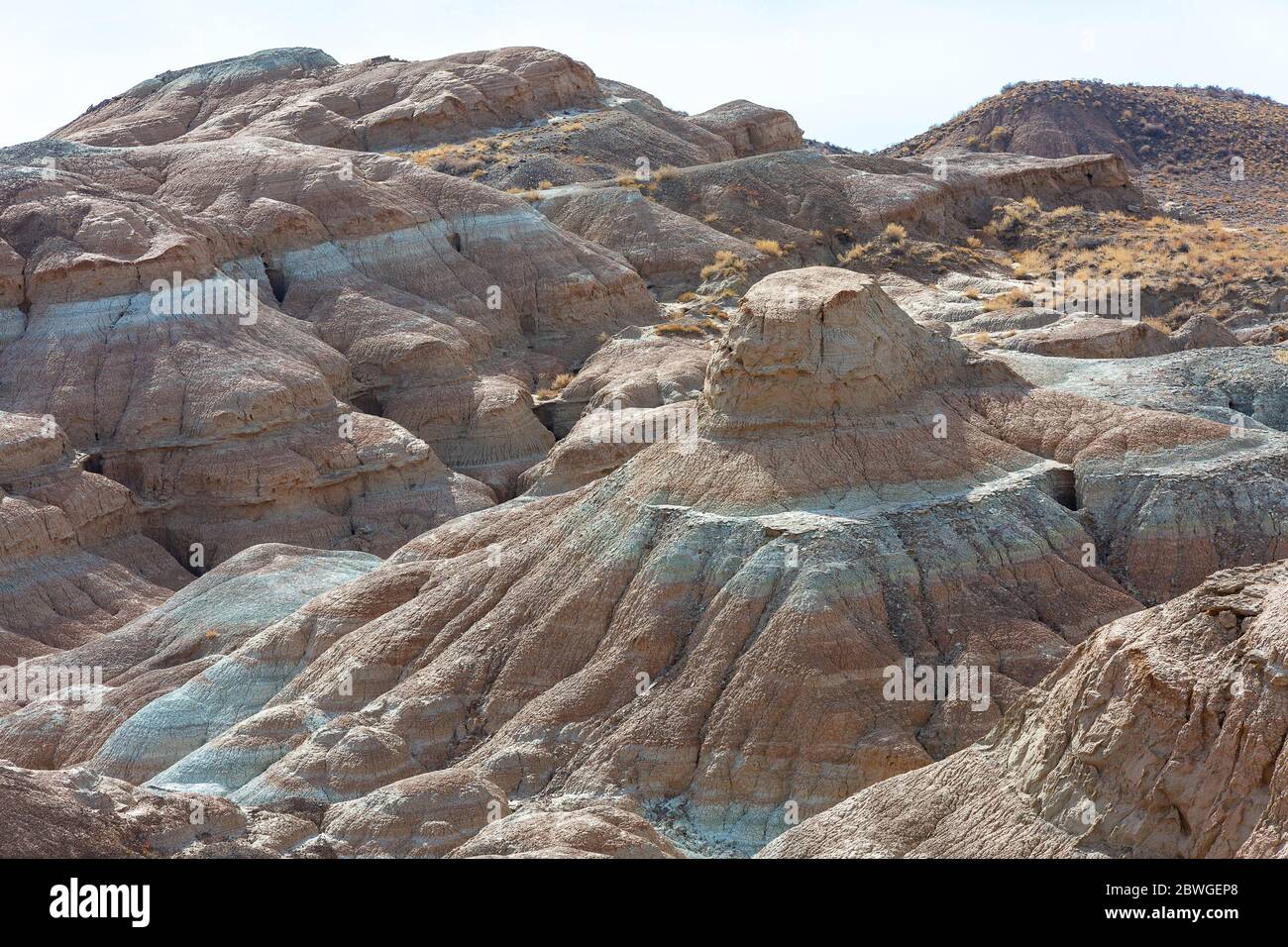 Terreni estremi e formazioni geologiche nell'area delle Montagne di Aktau, conosciuta anche come Montagne bianche, in Kazakistan Foto Stock