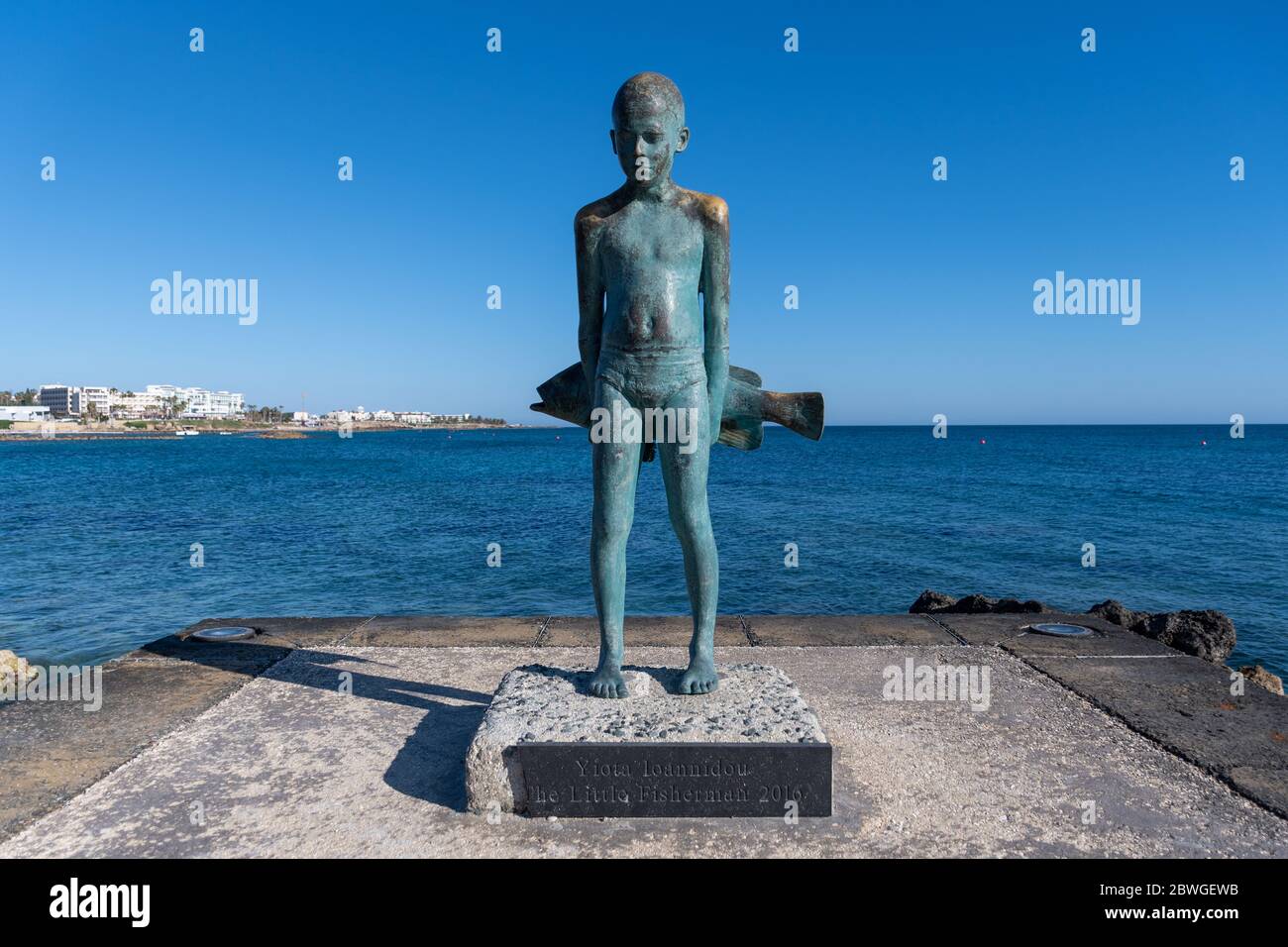 "Il piccolo pescatore" di Yiota Ioannidou sul lungomare del porto di Paphos a Cipro Foto Stock