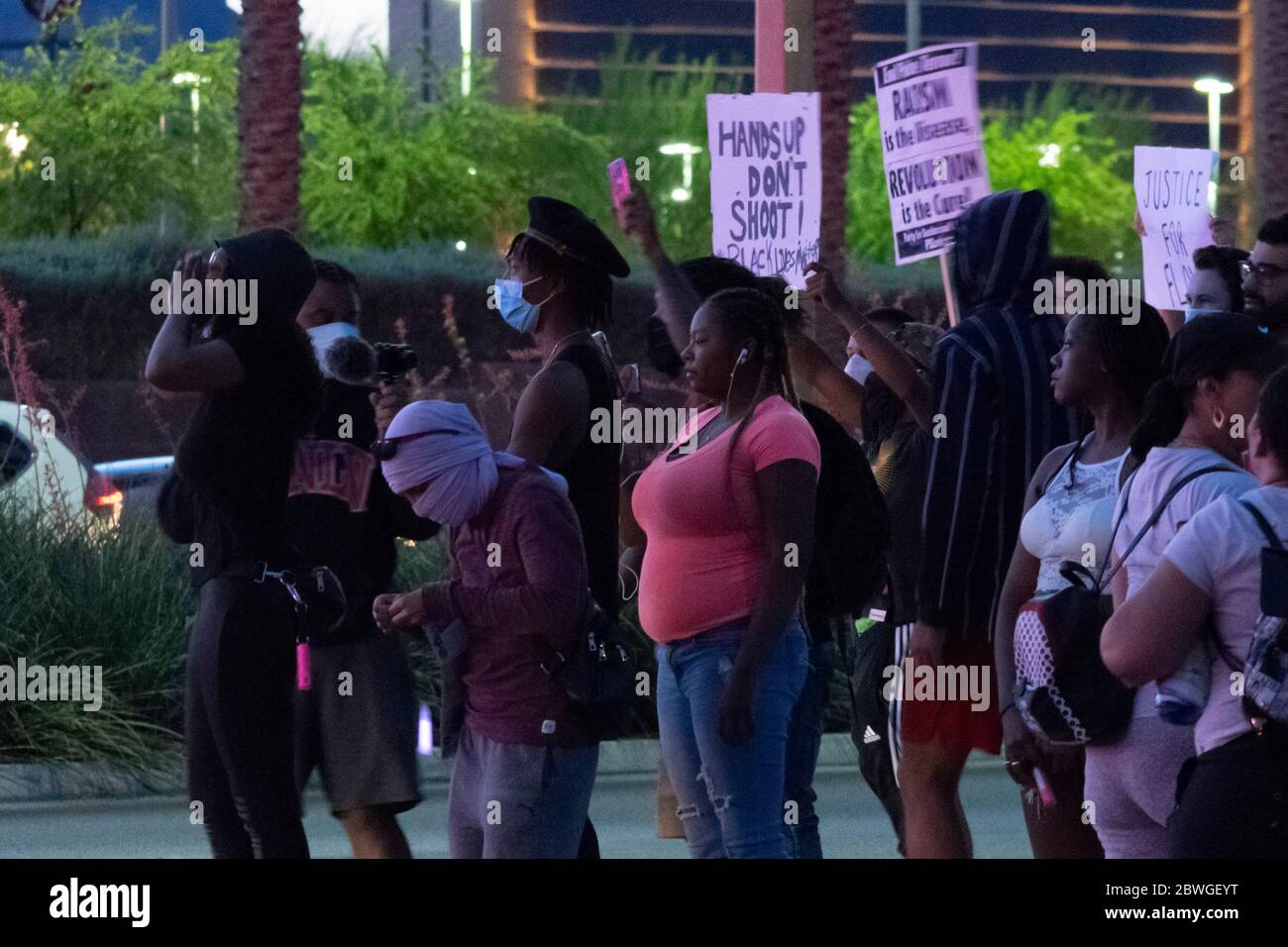 Las Vegas, Stati Uniti. 31 maggio 2020. Las Vegas, NV - 31 maggio 2020: Una giovane donna parla alla polizia come manifestanti cantano slogan di sostegno per Black Lives Matter il 31 maggio 2020 a Las Vegas, Nevada. Credit: Shannon Beelman/The Photo Access Credit: The Photo Access/Alamy Live News Foto Stock