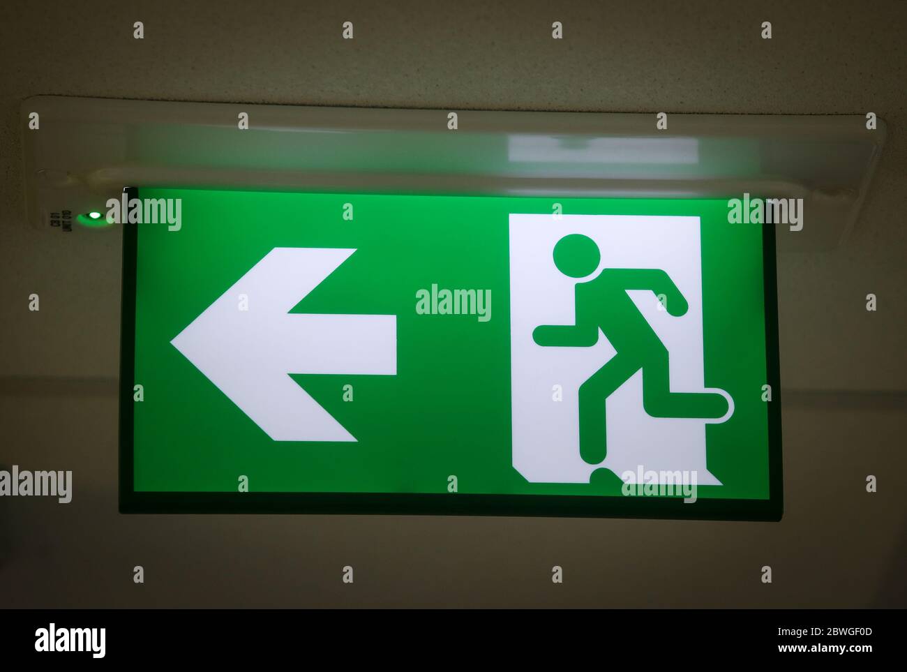 Cartello verde di uscita di emergenza in un ufficio del Regno Unito Foto Stock