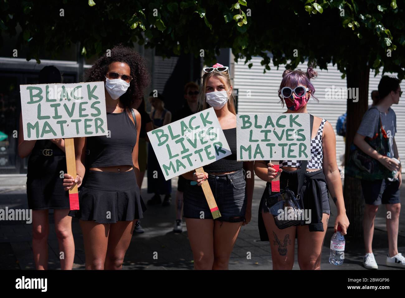 Tre ragazze tengono cartelli Black Lives Matter nella città di Dublino, in irlanda, per protestare contro la morte di George Floyd negli Stati Uniti. Foto Stock