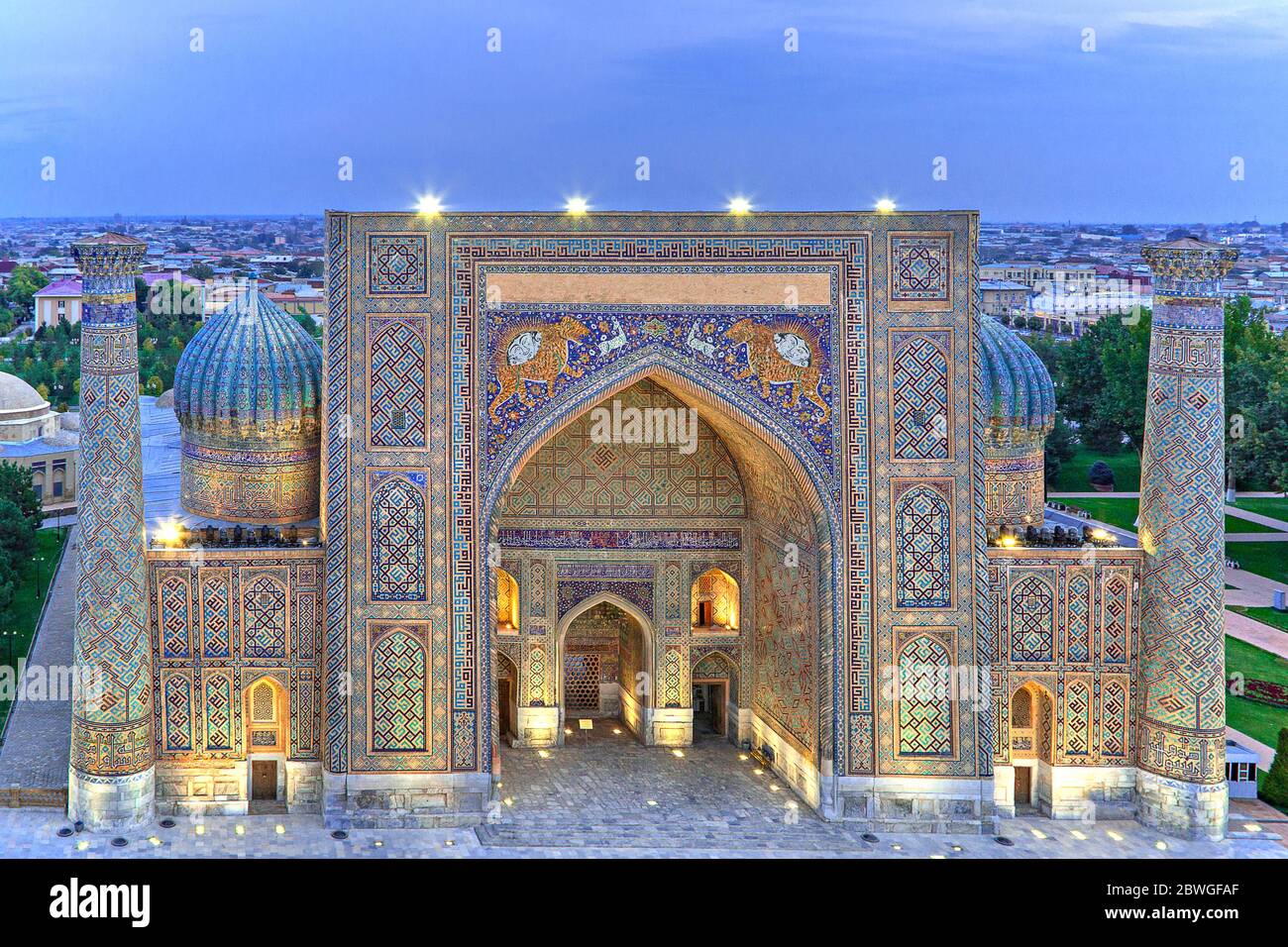 Vista aerea sulla madrassa in Piazza Registana, Samarcanda, Uzbekistan Foto Stock