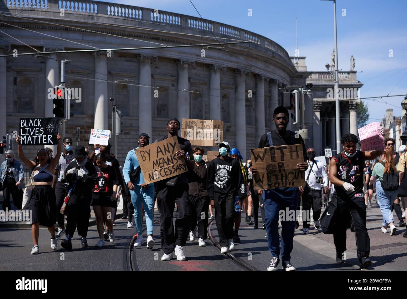 I manifestanti attraversano la città di Dublino in Irlanda, come parte delle proteste della Black Lives Matter, protestando contro la morte di George Floyd negli Stati Uniti. Foto Stock