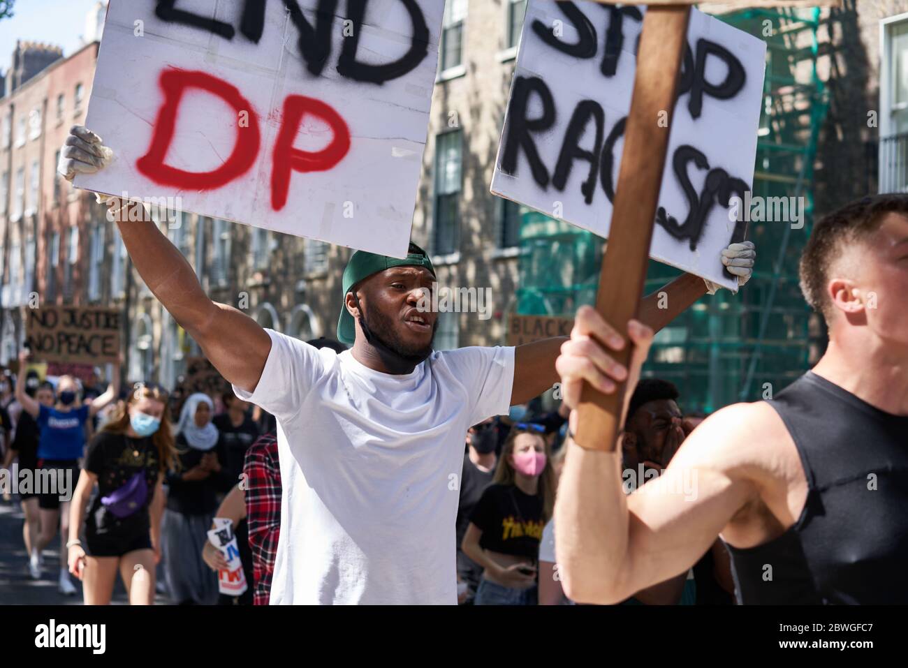 I manifestanti attraversano la città di Dublino in Irlanda, come parte delle proteste della Black Lives Matter, protestando contro la morte di George Floyd negli Stati Uniti. Foto Stock