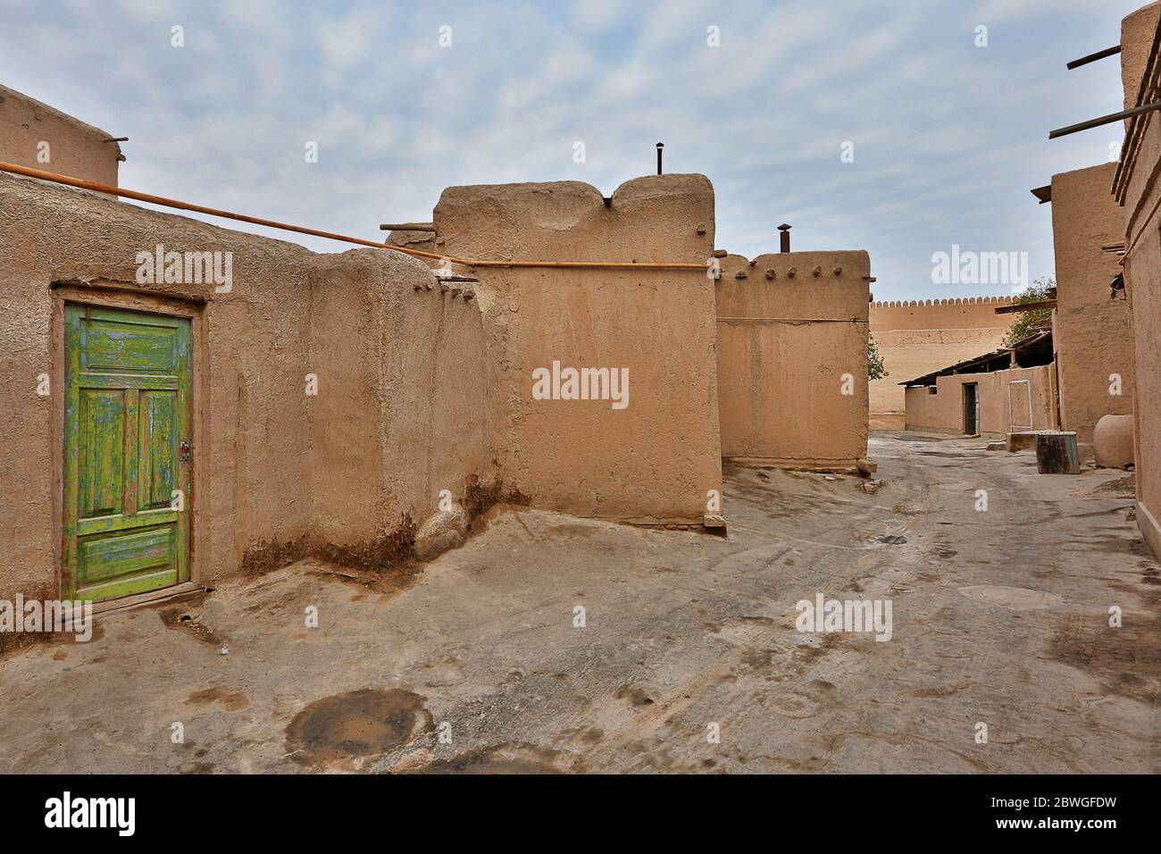 Vecchia strada e case di mattoni di fango nella città antica di Khiva, Uzbekistan Foto Stock