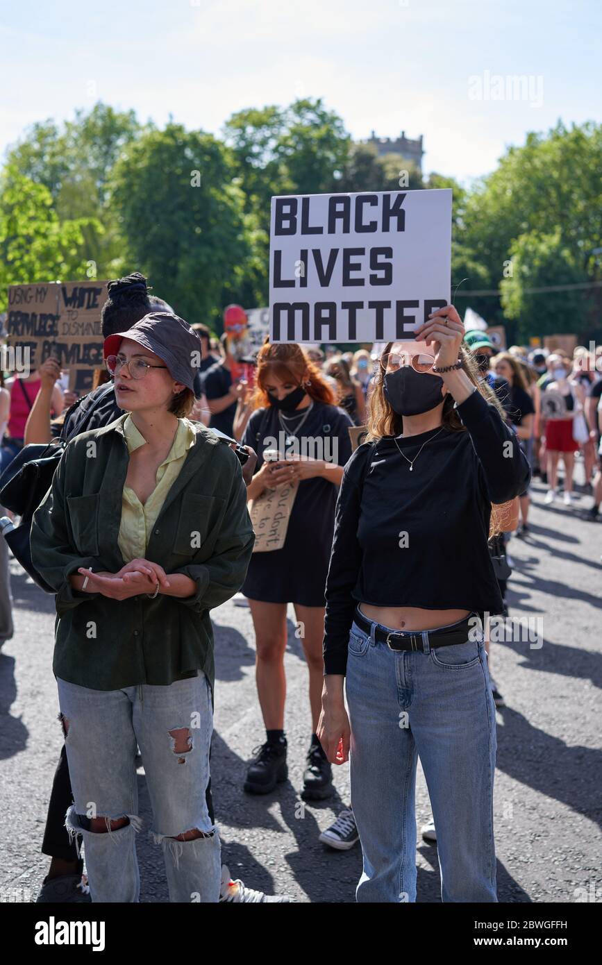 Ritratto di manifestanti che tengono cartelli fuori dell'ambasciata degli Stati Uniti durante una protesta contro la questione Black Lives a Dublino, Irlanda. Foto Stock