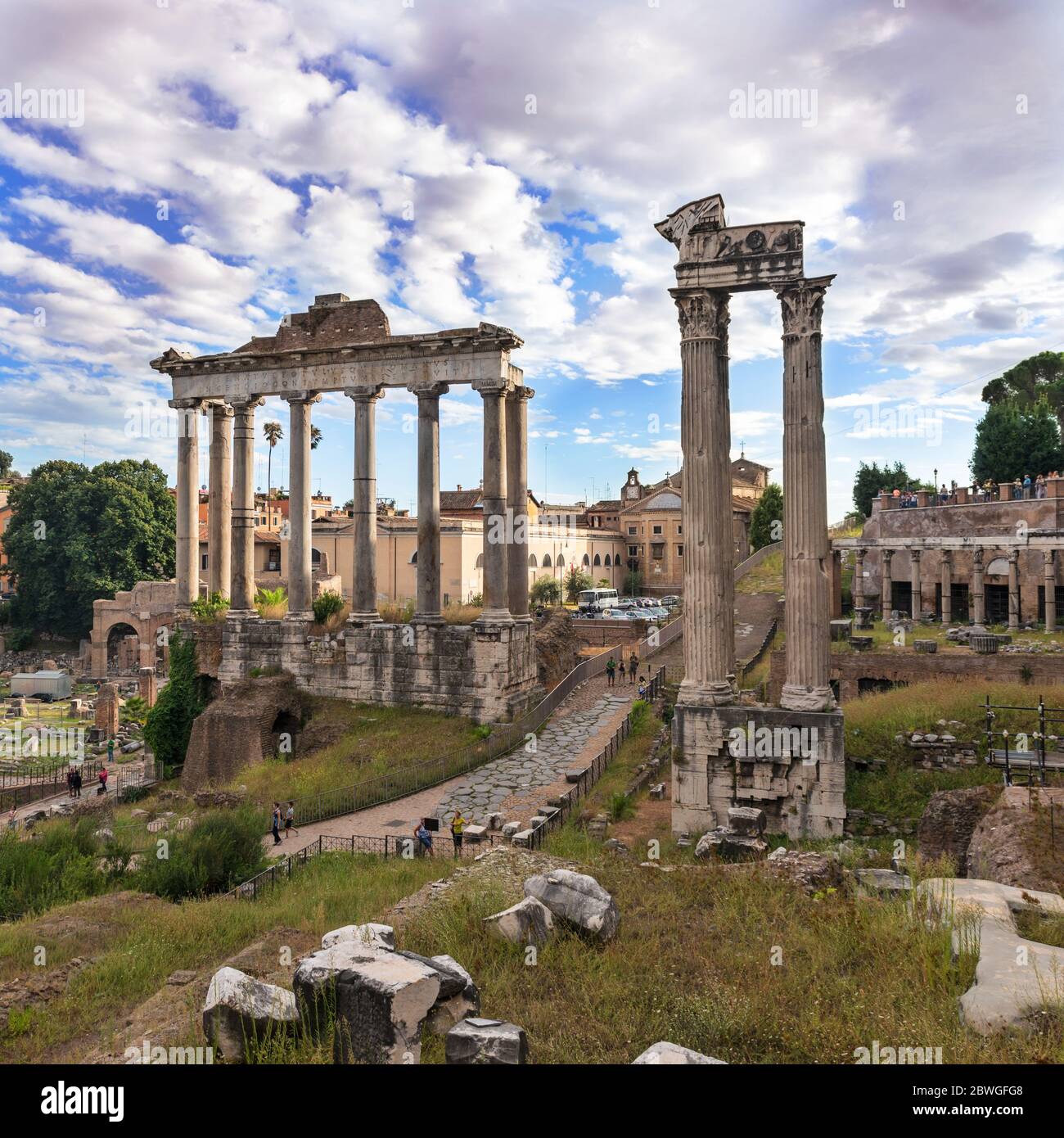 Roma, Italia - 2 settembre 2014: Vista alle rovine del Tempio di Saturno e del Tempio di Castore e Pollux nel Foro Roomanum, Roma Italia. Foto Stock
