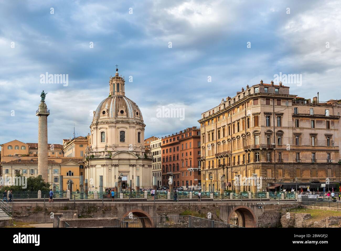 Roma, Italia, 2 settembre 2014: Vista sulla colonna di Traiano, sulla chiesa di Santa Maria di Loreto e sulla chiesa del Santo Nome di Maria visto dal forum di Augusto a Ro Foto Stock
