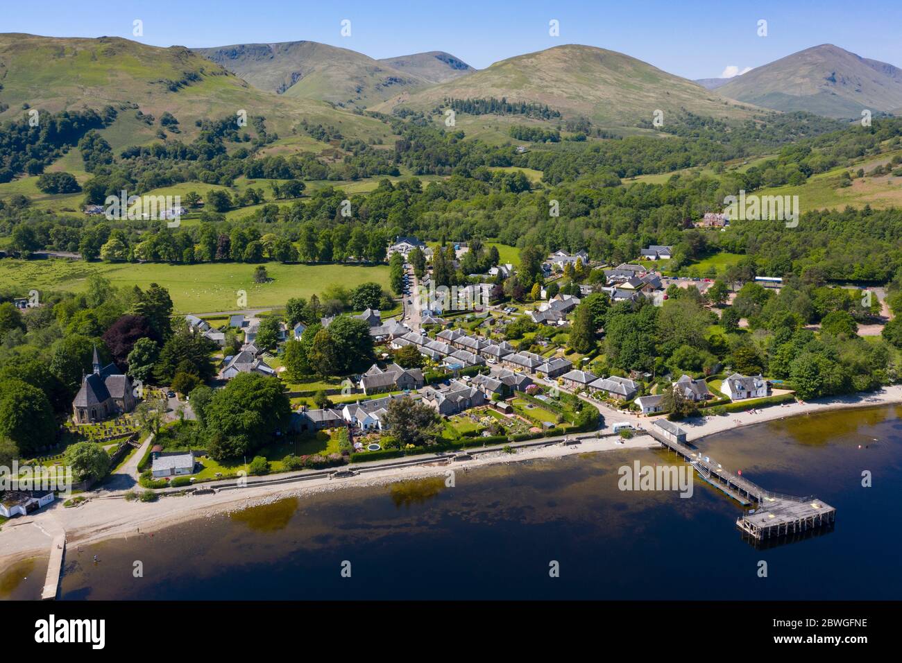 Veduta aerea del popolare villaggio turistico di Luss accanto a Loch Lomond in Argyll e Bute, Scozia, Regno Unito Foto Stock