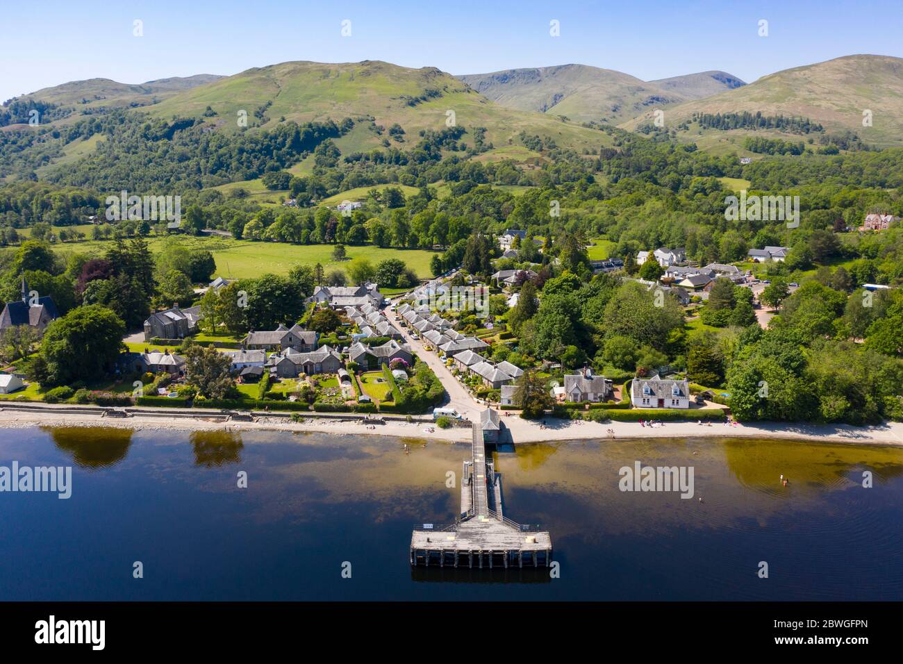 Veduta aerea del popolare villaggio turistico di Luss accanto a Loch Lomond in Argyll e Bute, Scozia, Regno Unito Foto Stock