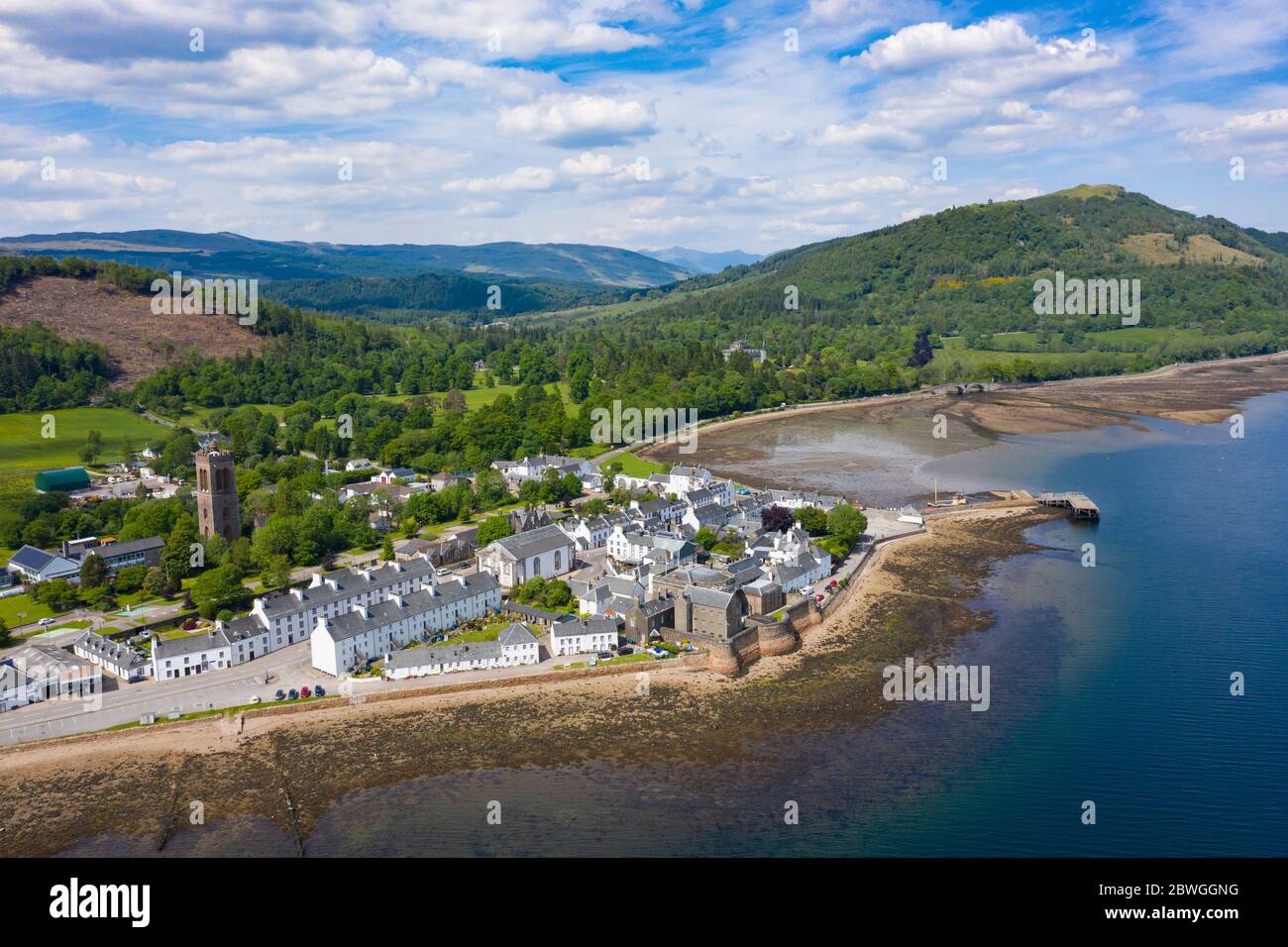 Vista aerea della città di Inveraray accanto a Loch Fyne in Argyll e Bute, Scozia, Regno Unito Foto Stock