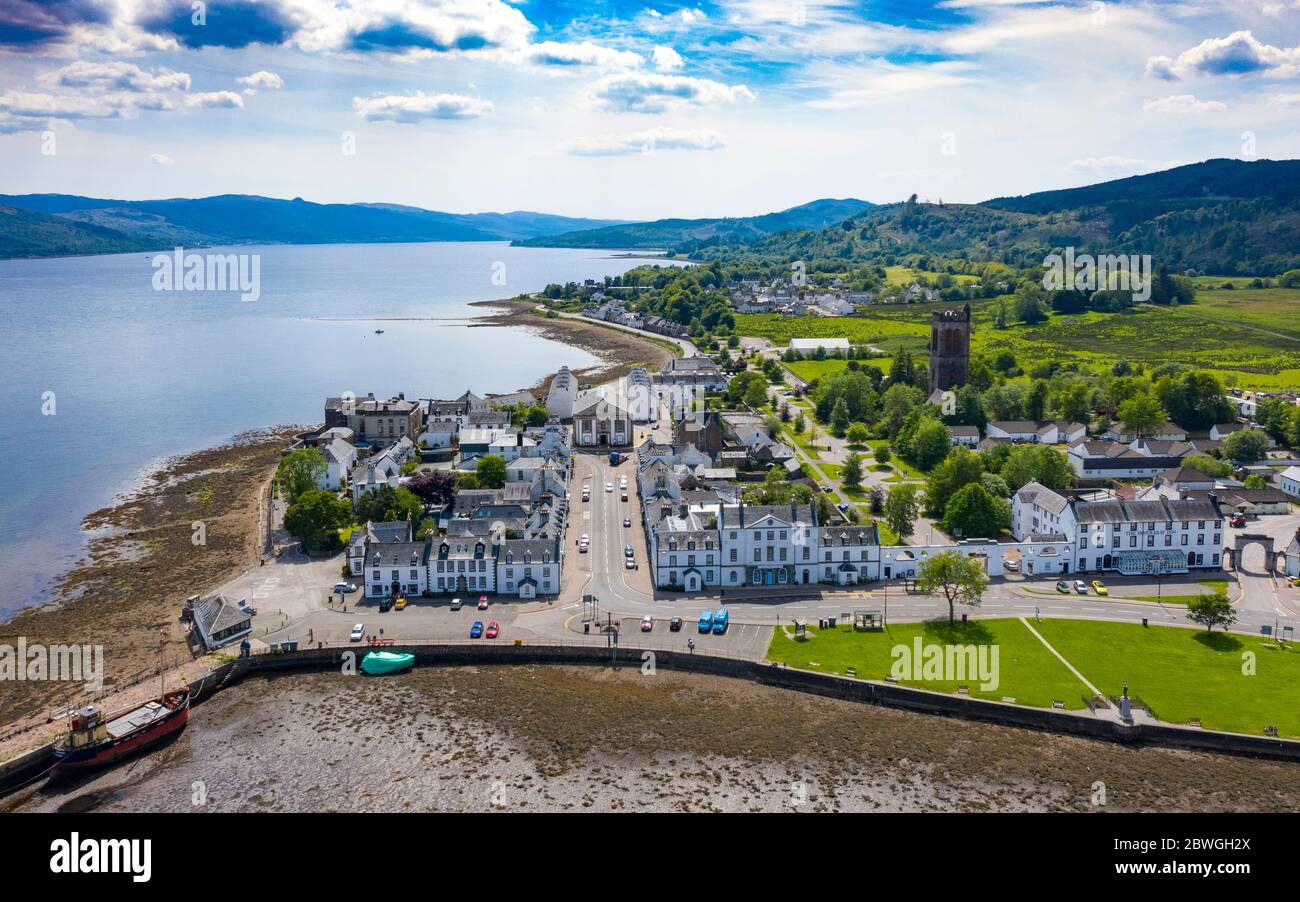 Vista aerea della città di Inveraray accanto a Loch Fyne in Argyll e Bute, Scozia, Regno Unito Foto Stock