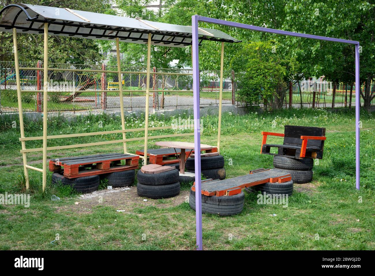 Semplice area picnic fatta a mano con vecchi pneumatici e pallet in legno in ambiente urbano a Sofia, Bulgaria, Europa orientale, Balcani, UE Foto Stock