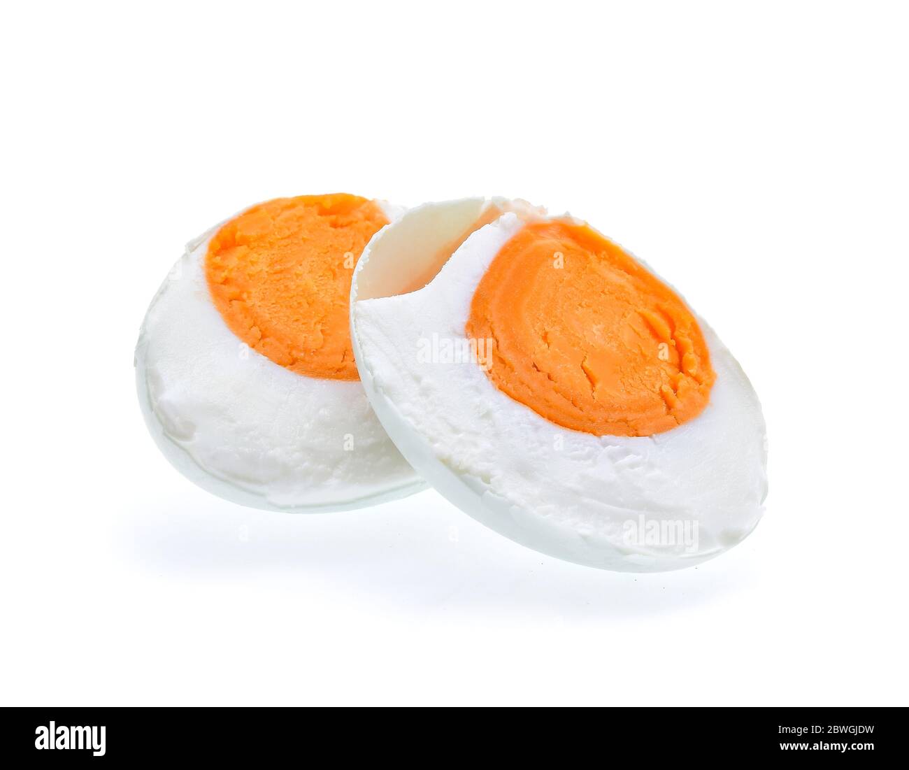 Uova d'anatra salate su sfondo bianco Foto Stock