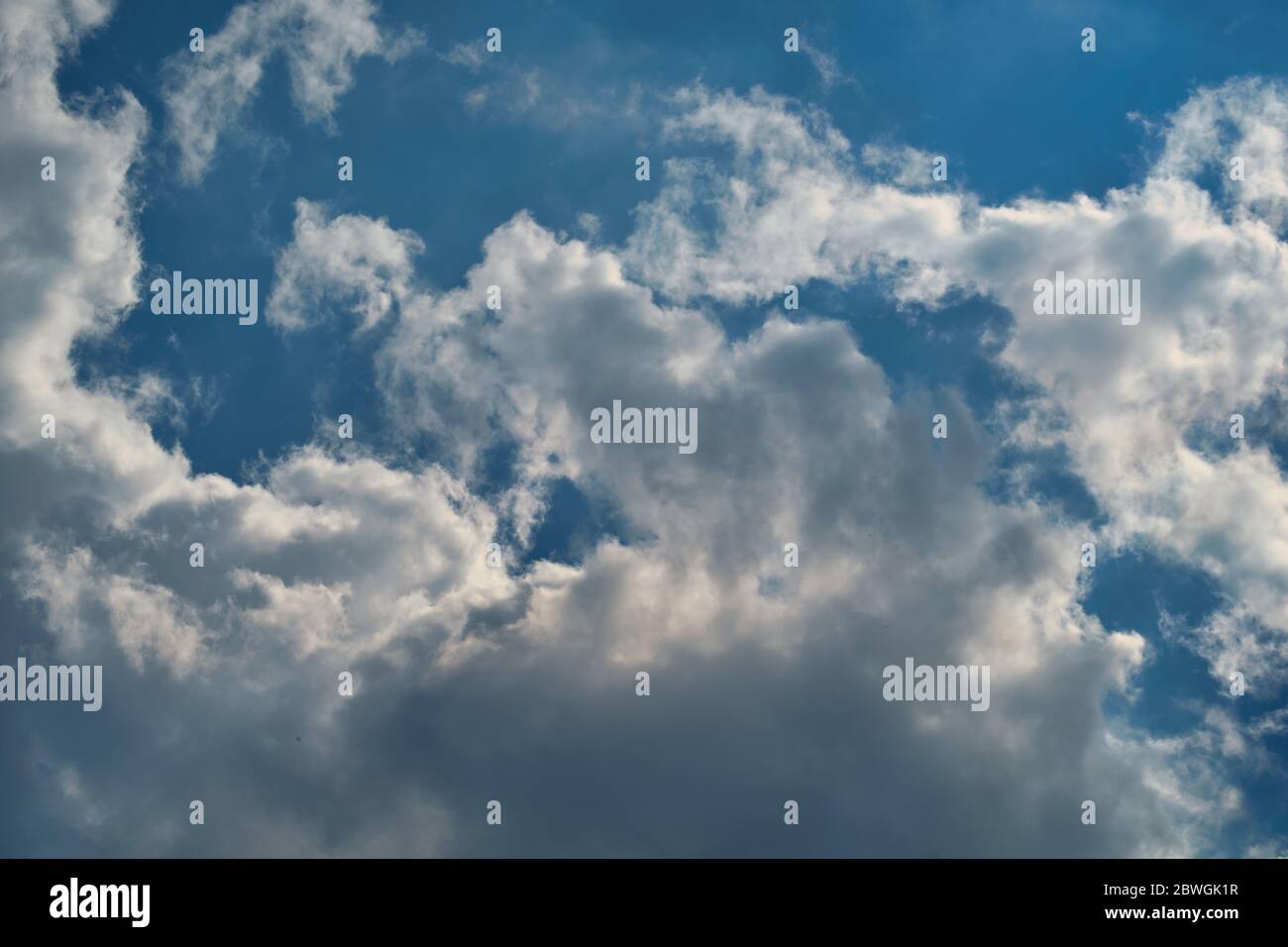 Ammira il cielo blu con le nuvole bianche in una giornata di sole. Foto Stock