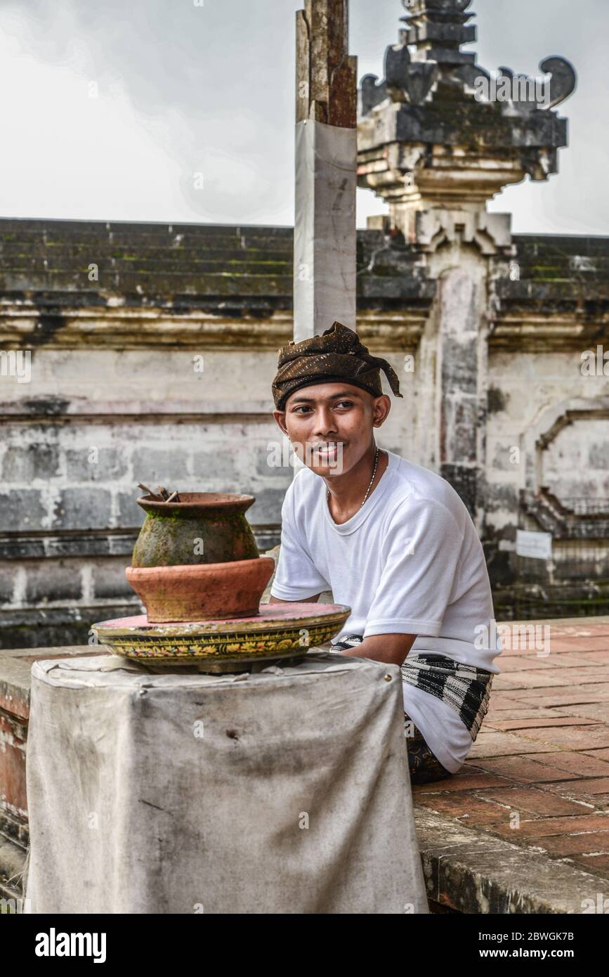 BALI, INDONESIA - 12 GENNAIO 2018: Il giovane balinese nel tempio pura Lempuyang a Bali, Indonesia Foto Stock