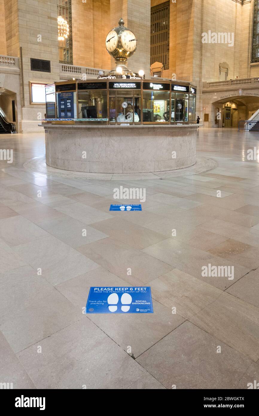 I marcatori di distanza sociali nel Grand Central Terminal, New York City, Stati Uniti Foto Stock
