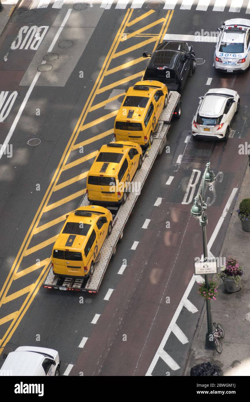 Camion di trasporto auto con taxi di New York City, Stati Uniti Foto Stock