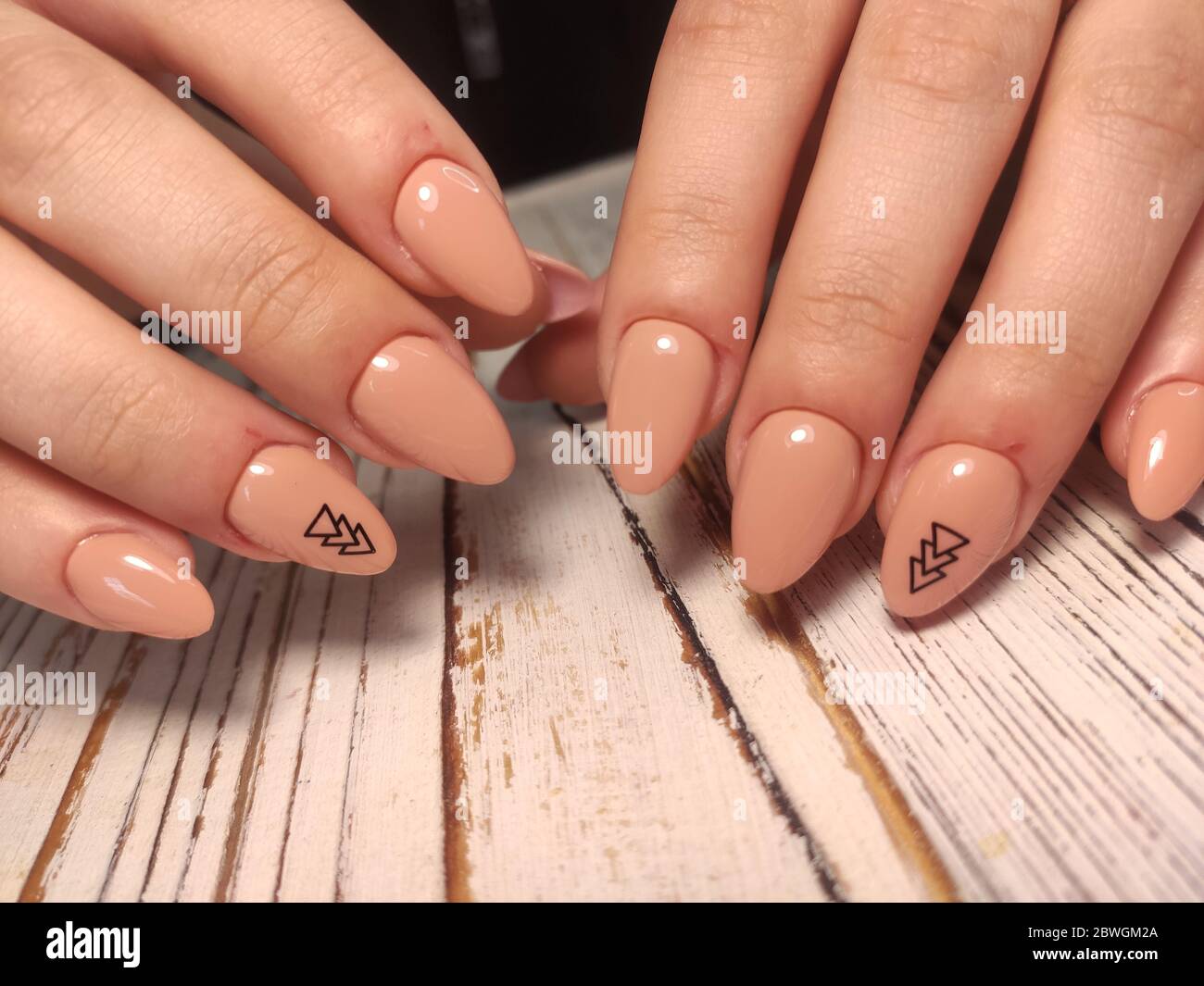 Il manicure alla moda design su un bellissimo sfondo tessiturali. Foto Stock