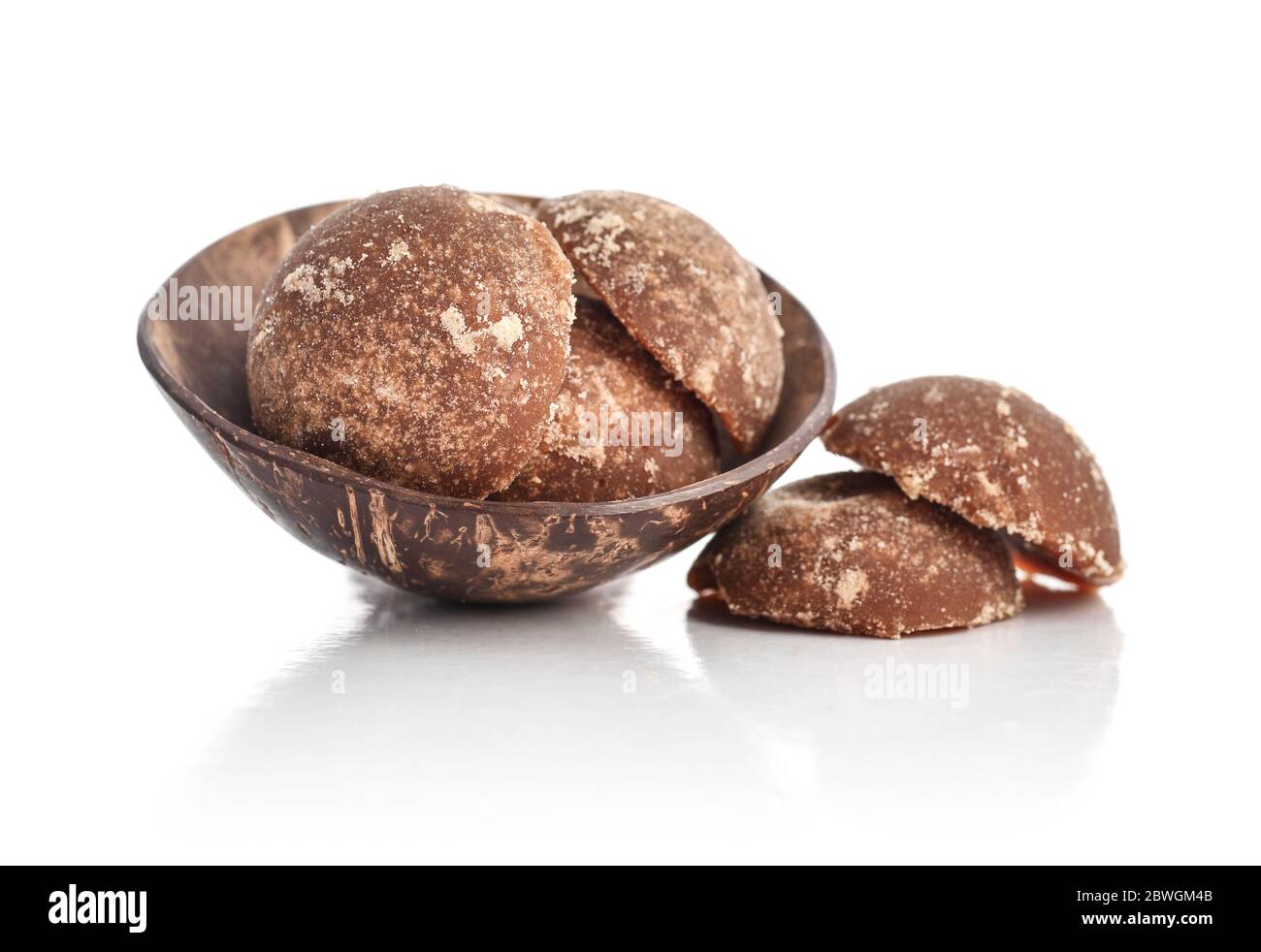 Gelificazione dello zucchero di palma di cocco in una ciotola isolata su sfondo bianco Foto Stock