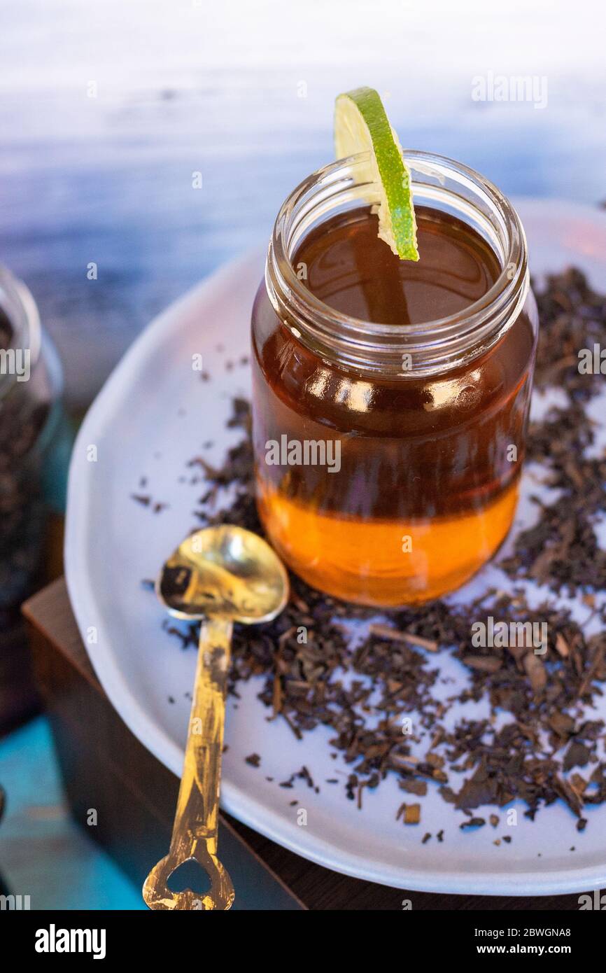 tè nero su sfondo vintage, per una giornata calda, biologico con una bottiglia Foto Stock
