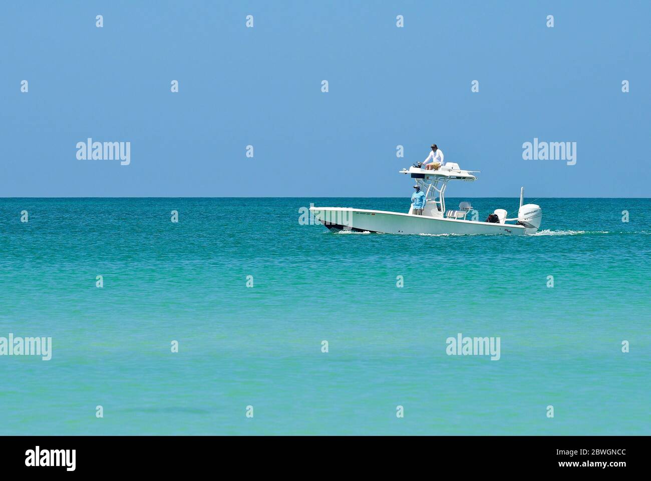 Holmes Beach, Anna Maria Island FL / USA - 1 maggio 2018: Persone che pescando da una barca elettrica nel Golfo del Messico Foto Stock