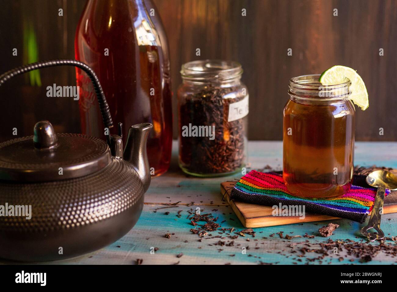 tè nero su sfondo vintage, per una giornata calda, biologico con una bottiglia Foto Stock