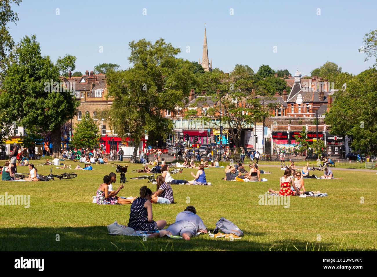 Folle di persone scendono sul parco Brockwell in una giornata di sole durante il blocco di Londra a causa della diffusione del COVID-19, 30 maggio 2020 Foto Stock