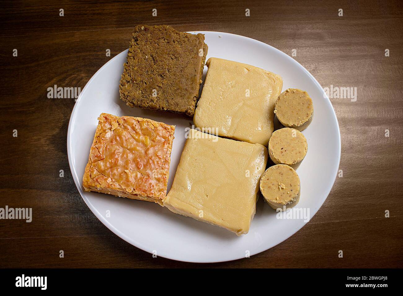 Dolci tipici del brasiliano giugno festival caramelle con arachidi, dulce de leche e zucche. Foto Stock