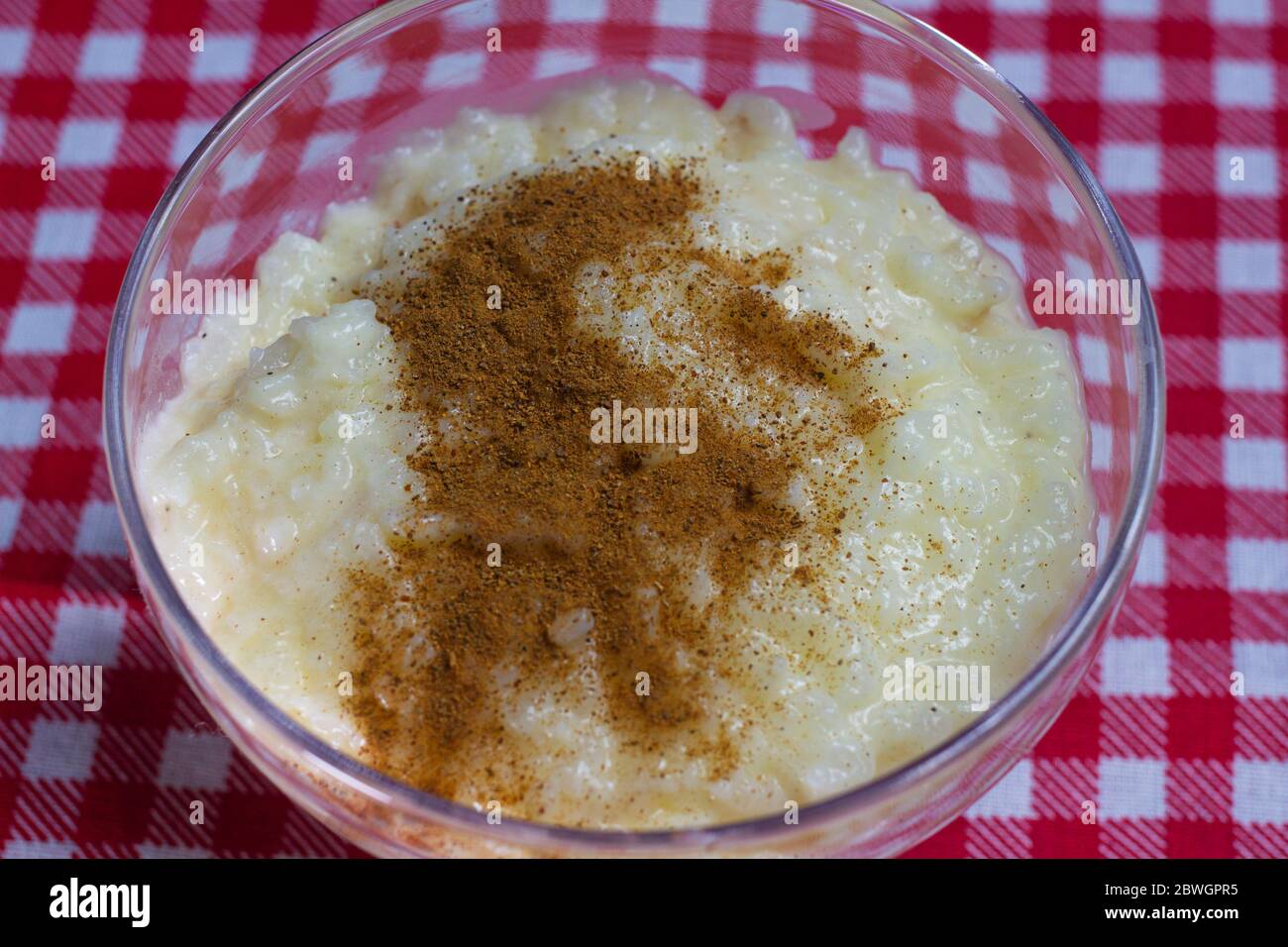 Budino di riso dolce o di riso con glassa di cannella in polvere Foto Stock